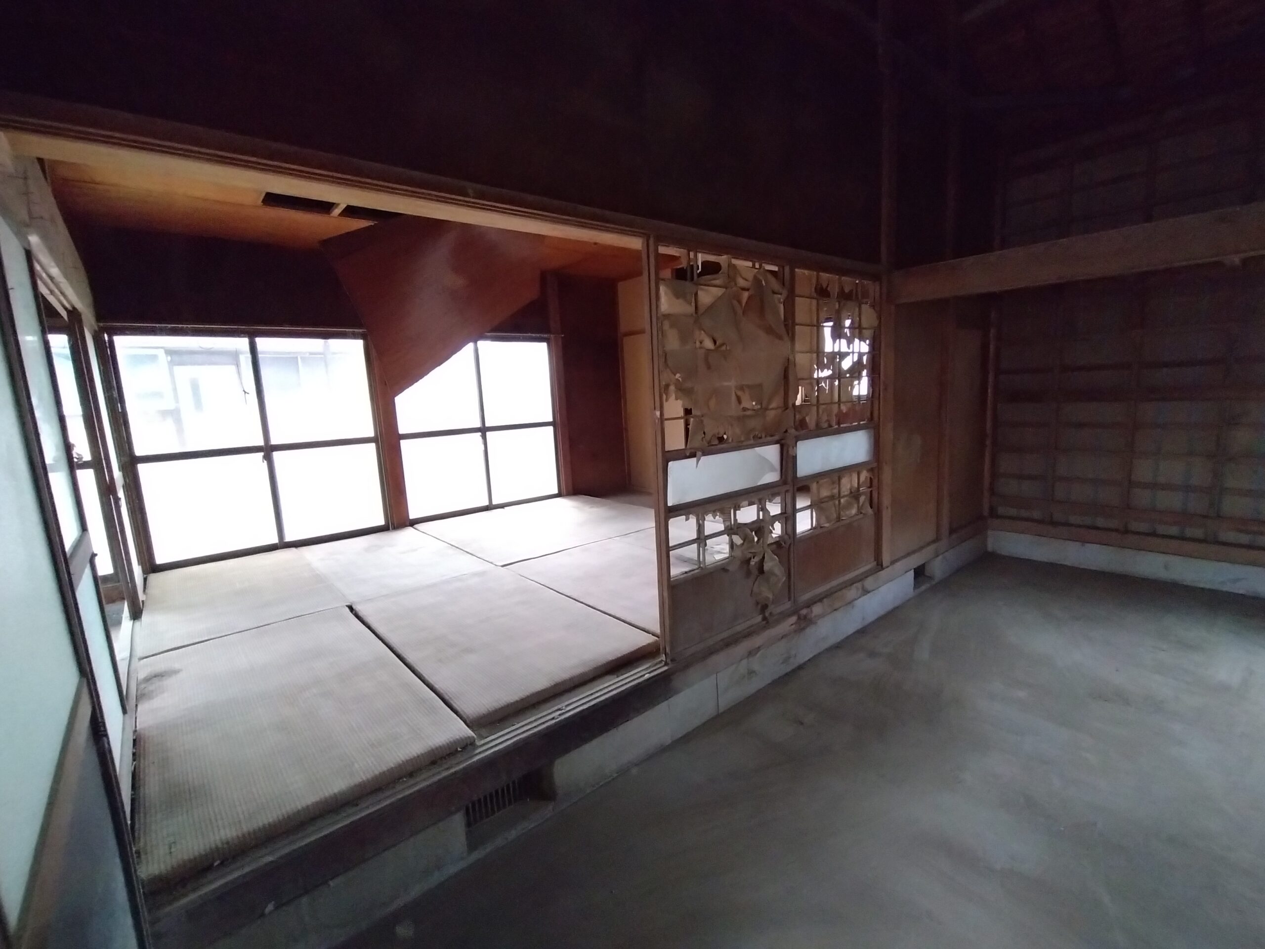 家財を運び出したあとの古い家の室内