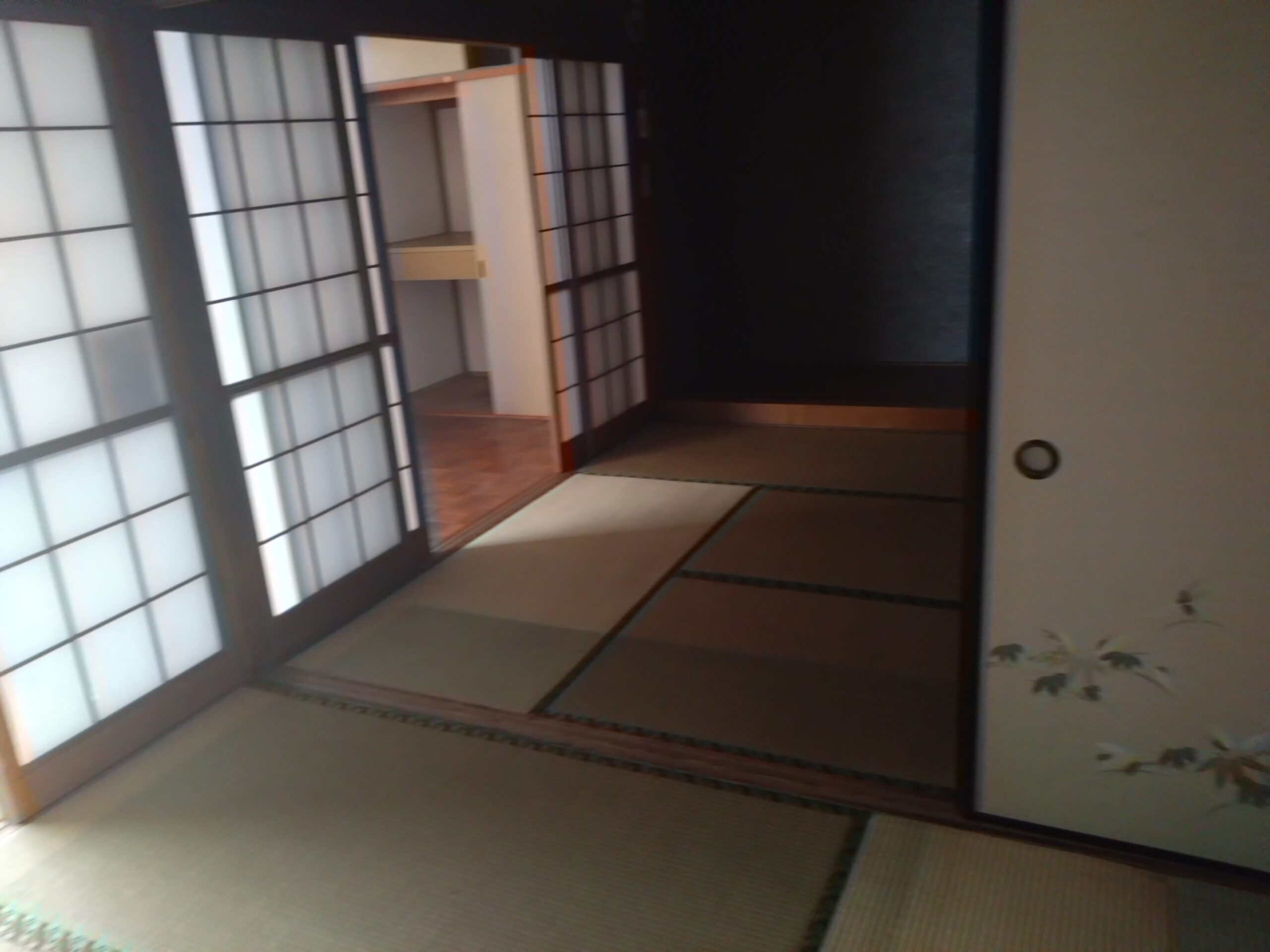 建具や畳が残る古い実家の和室