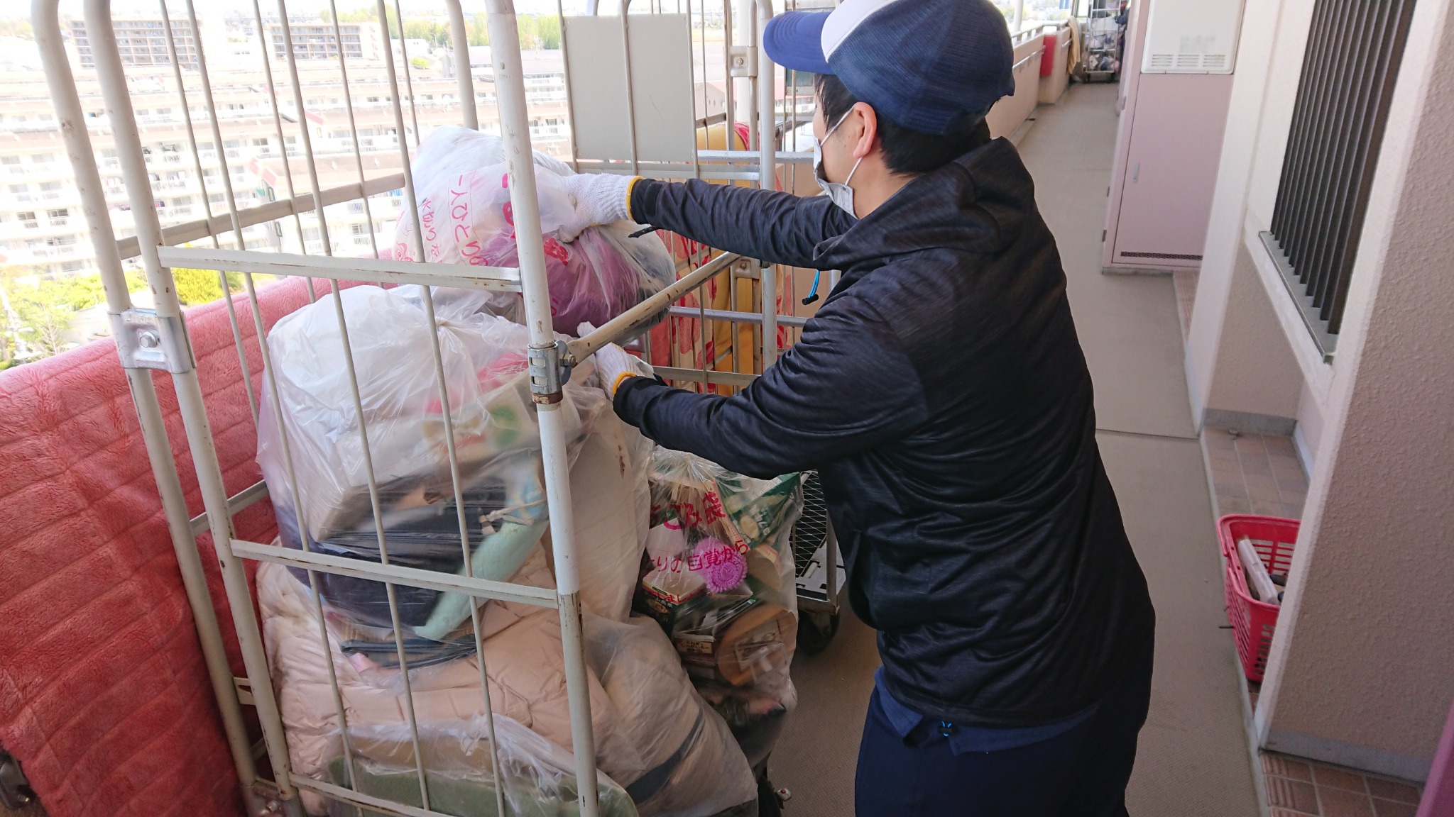 マンション共用部でカーゴ台車を使って搬出する様子