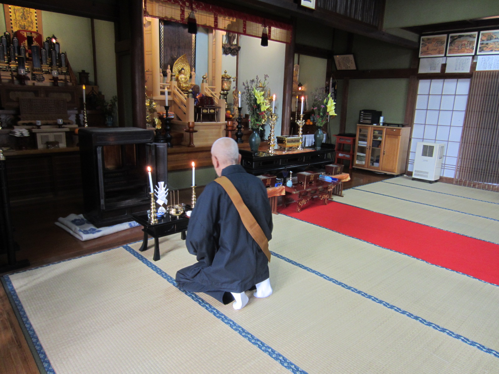 寺院で供養を行っている様子